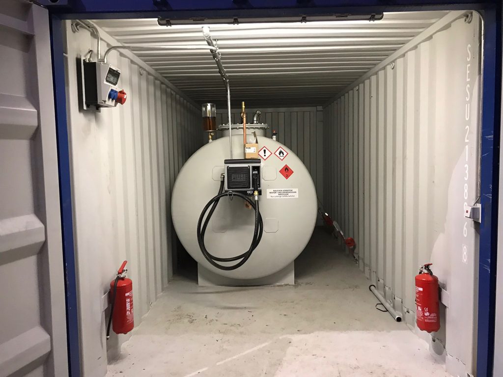 Container-Tankanlage geöffnet