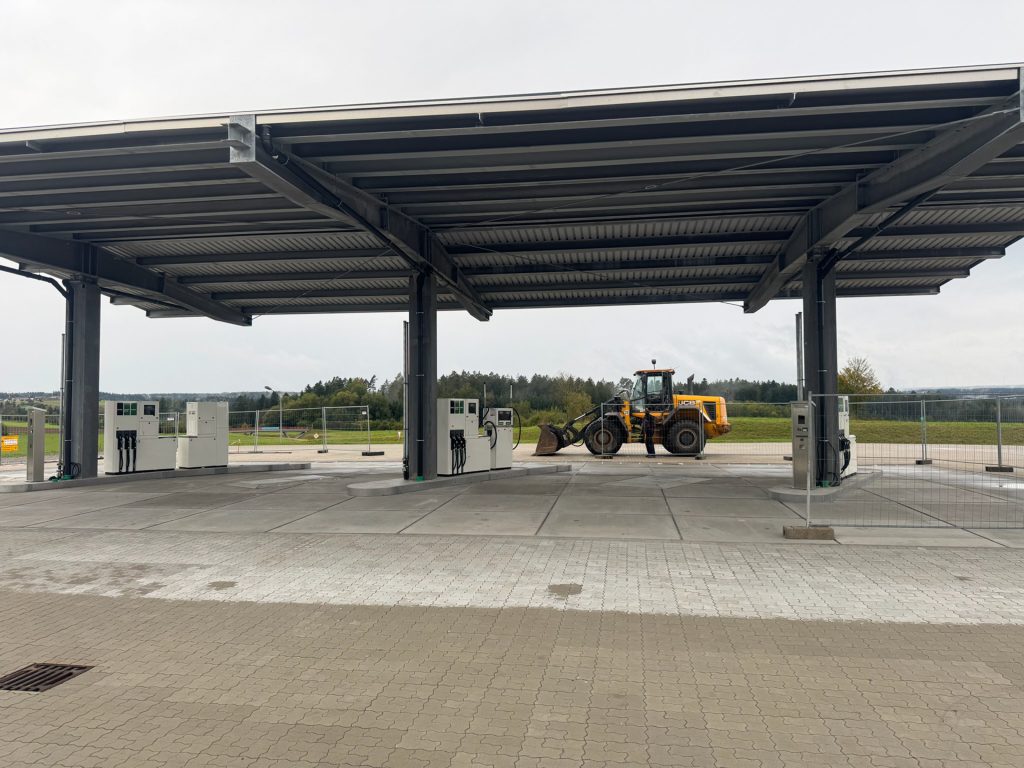 Großtankstelle unter Stahlkonstruktion