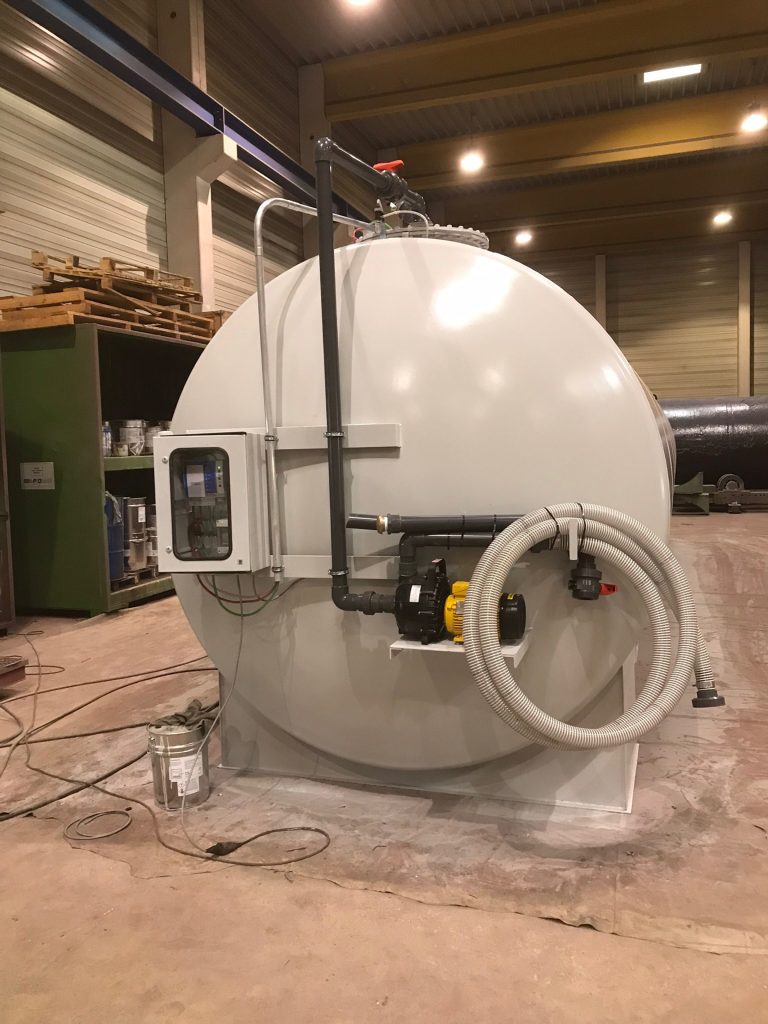 Weißer Tank mit Pumpentechnik